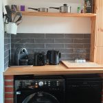 Küche mit Waschmaschine,Spülmaschine, Kaffee-Kapsel-Maschine und Wasserkocher